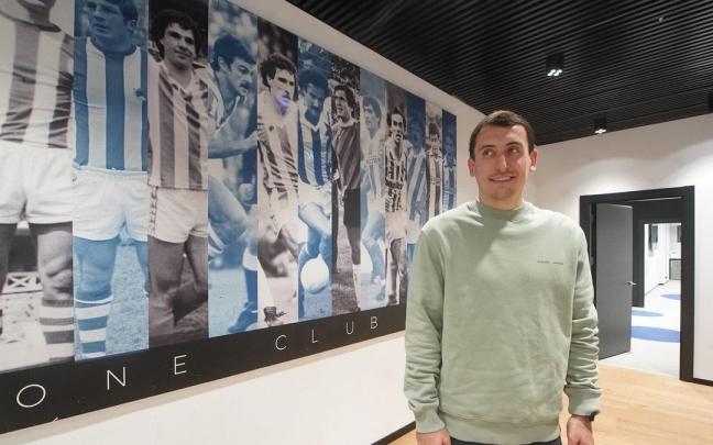 Mikel Oyarzabal posa delante del mural de los one club man de la Real. / RUBEN PLAZA