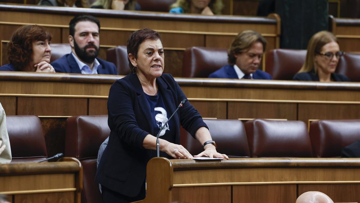 La portavoz de EH Bildu, Mertxe Aizpurua, interviene durante la sesión de control al Ejecutivo que se celebra este miércoles en el Congreso.