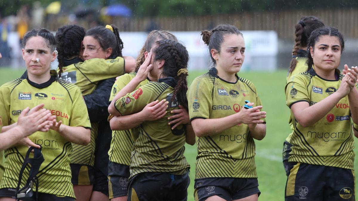 Las jugadoras del Getxo se lamentan de la derrota.