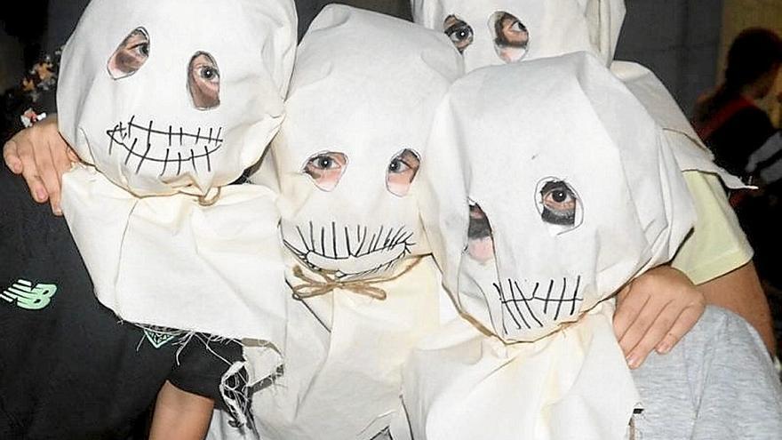 Un grupo de niños y niñas disfrazados durante la celebración de la Gau Beltza.