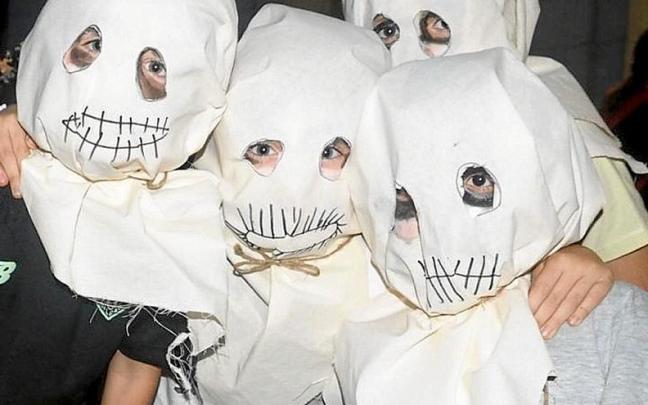 Un grupo de niños y niñas disfrazados durante la celebración de la Gau Beltza.