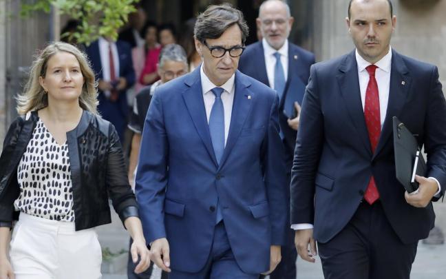 El president Illa, flanqueado por Silvia Paneque y Albert Dalmau, ayer tras el Consejo ejecutivo. / ANDREU DALMAU El president Illa, flanqueado por Silvia Paneque y Albert Dalmau, ayer tras el Consejo ejecutivo.