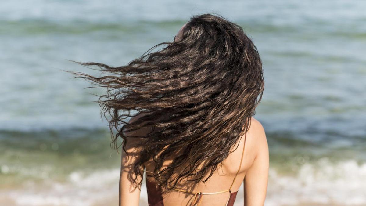 La Dra. Leire Barrutia recomienda utilizar sombreros o gorras y evitar exponerse al sol las horas centrales del día para proteger el cabello.
