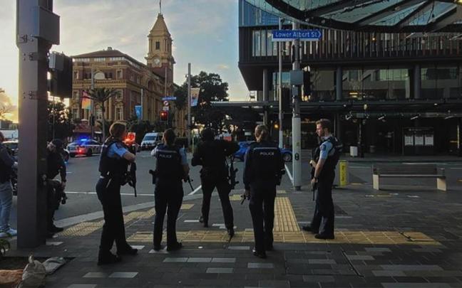 El cordón policial ante el lugar donde se ha producido un tiroteo en Auckland, Nueva Zelanda.