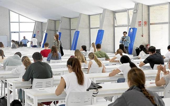 Estudiantes realizan una de las pruebas de acceso a la universidad. | FOTO: E.P.