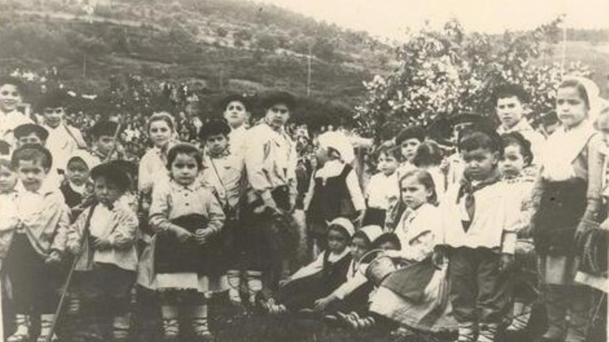 Menores participantes en la fiesta vasca celebrada en Galdakao en 1964