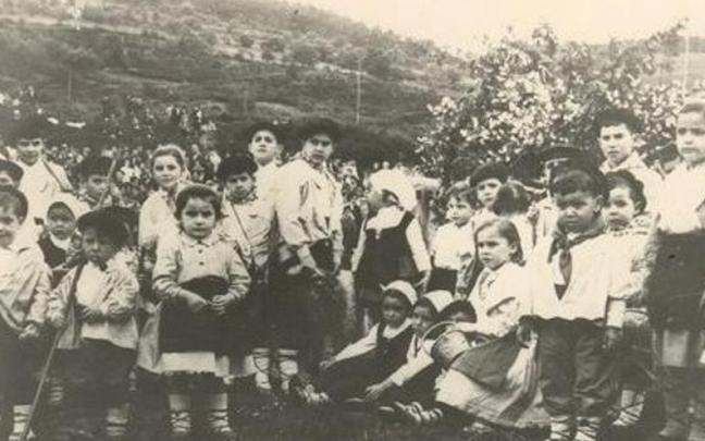 Menores participantes en la fiesta vasca celebrada en Galdakao en 1964