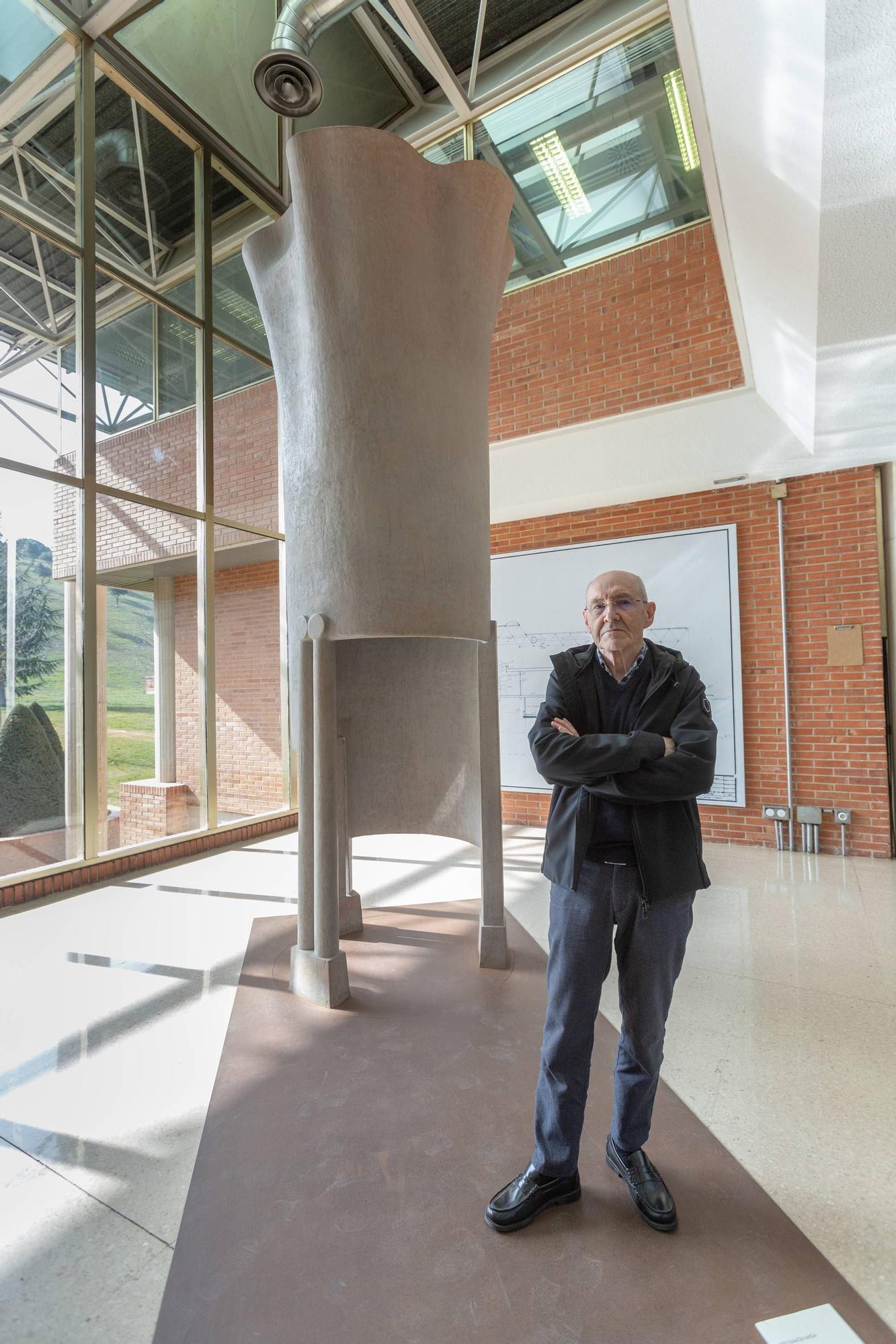 José Ramón Anda, junto a su escultura en la Escuela de Arquitectura de la UN.