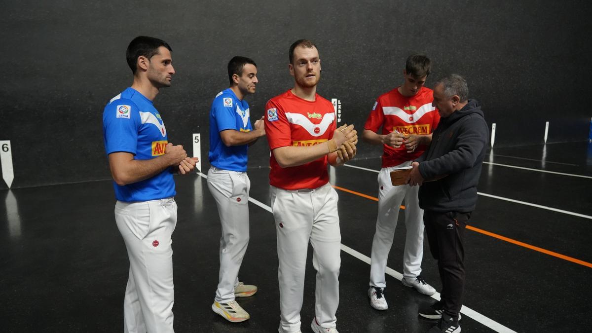 Laso-Iztueta y Larrazabal-Albisu, durante la elección de material de Amorebieta-Etxano para la tercera jornada del Parejas.