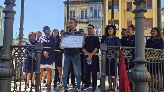 Hilario Aurtenetxe ha sido homenajeado por ser el encargado de izar la ikurriña y la bandera en Izaro durante 40 años