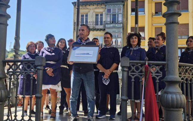 Hilario Aurtenetxe ha sido homenajeado por ser el encargado de izar la ikurriña y la bandera en Izaro durante 40 años