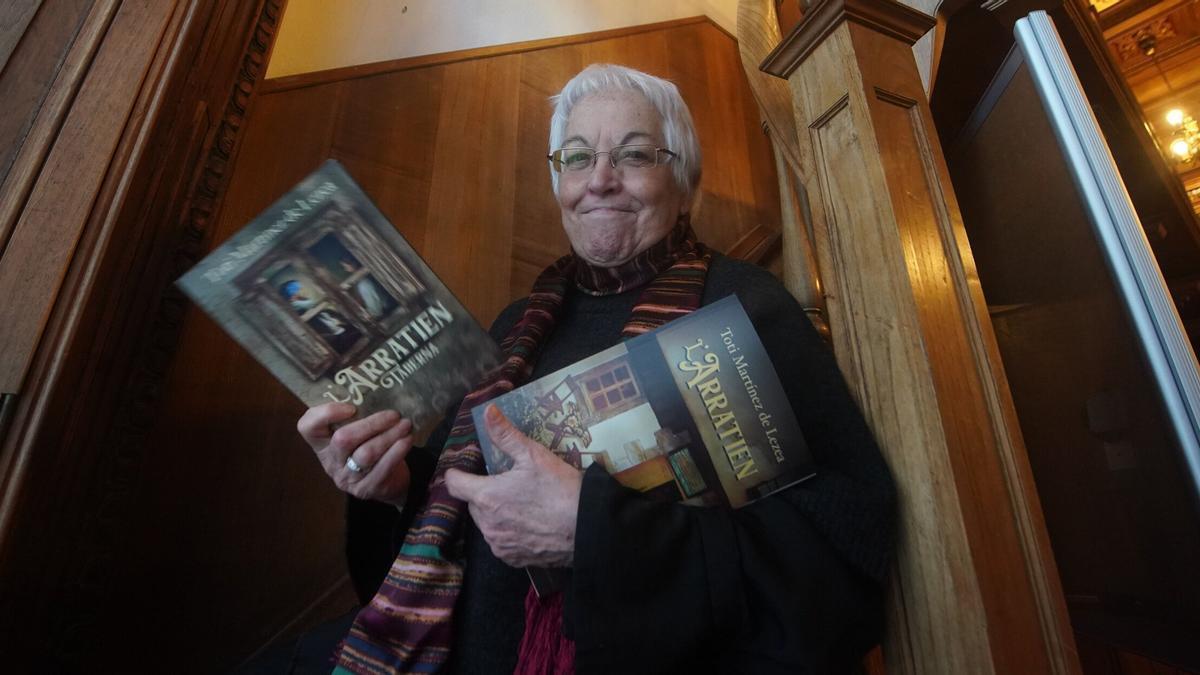 Toti Martínez De Lezea posa con la edición en euskera y castellano de 'L'Arratien'.