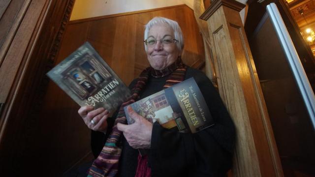 Toti Martínez De Lezea posa con la edición en euskera y castellano de 'L'Arratien'.