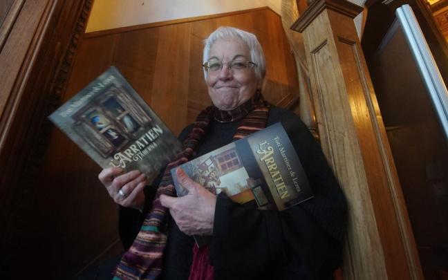 Toti Martínez De Lezea posa con la edición en euskera y castellano de 'L'Arratien'.