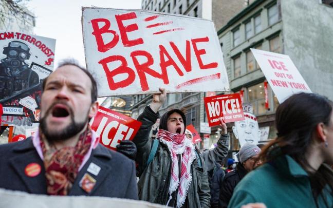 Miles de personas se manifiestan en Minneapolis en una nueva jornada de protesta contra las actuaciones del ICE