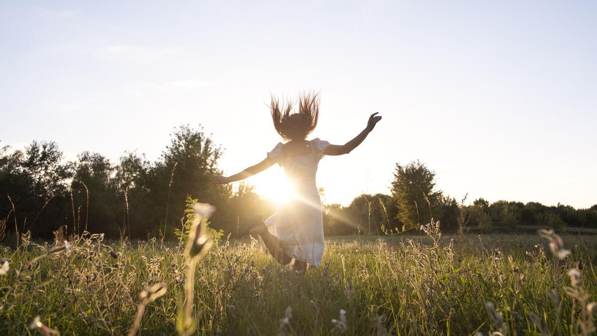 Un buen clima y más horas de sol son factores que aumentan el bienestar emocional.