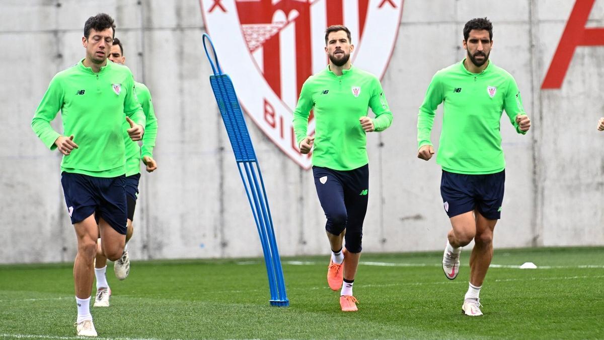 Iñigo Martínez se ejercita flanqueado por Mikel Vesga, Dani García y Raúl García en la sesión de entrenamiento celebrada ayer en Lezama.