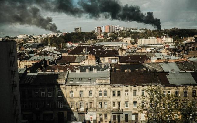 Columnas de humo tras una taque ruso en Leópolis, Ucrania.