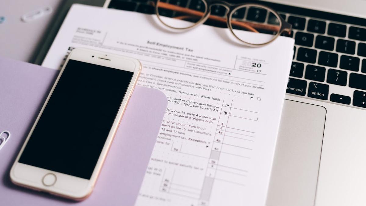 Un teléfono móvil en una mesa de oficina