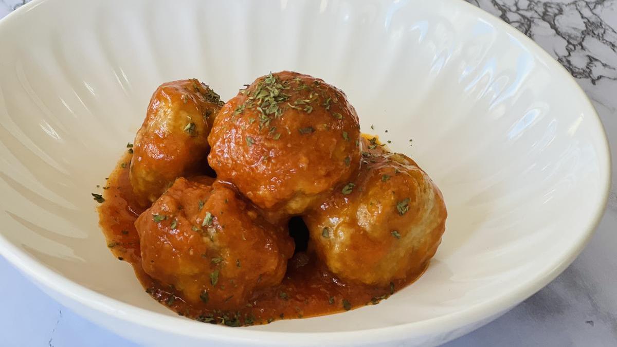 Albondigas con carne de cordero y salsa de tomate casera.