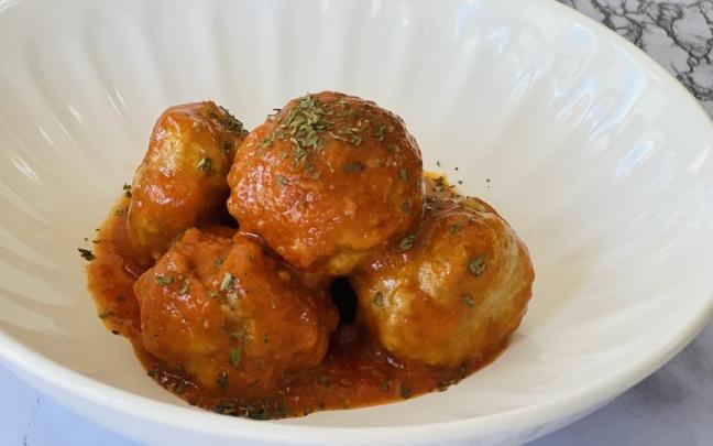 Albondigas con carne de cordero y salsa de tomate casera.