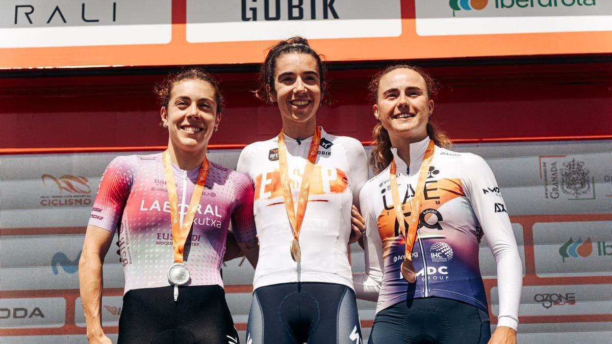 Ostolaza, plata, con Mireia Benito, campeona, y Paula Blasi.