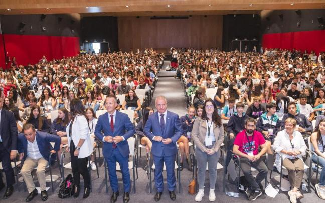 Urkullu, con los jóvenes estudiantes. Urkullu, con los jóvenes estudiantes.