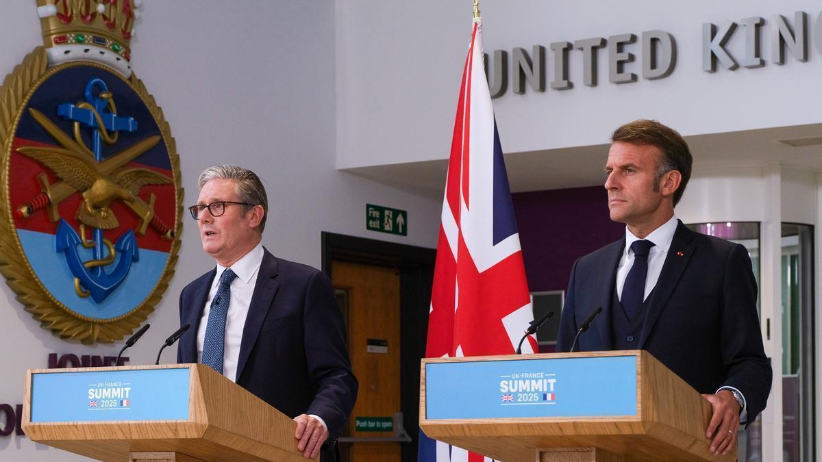 El primer ministro británico, Keir Starmer, y el presidente francés, Emmanuel Macron, dan a conocer el acuerdo.