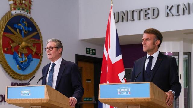 El primer ministro británico, Keir Starmer, y el presidente francés, Emmanuel Macron, dan a conocer el acuerdo. / EFE El primer ministro británico, Keir Starmer, y el presidente francés, Emmanuel Macron, dan a conocer el acuerdo.