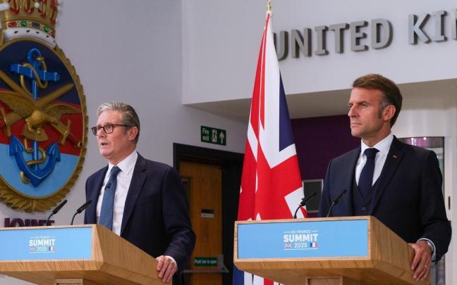 El primer ministro británico, Keir Starmer, y el presidente francés, Emmanuel Macron, dan a conocer el acuerdo.