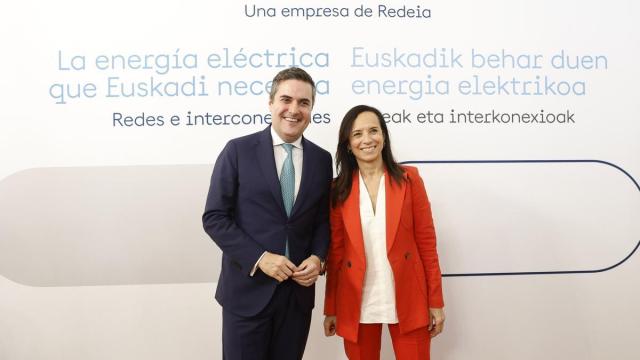 El consejero de Insutria Transición y Sostenibilidad, Mikel Jauregi, junto la presidenta de Redeia, Beatriz Corredor