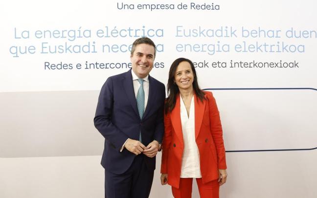El consejero de Insutria Transición y Sostenibilidad, Mikel Jauregi, junto la presidenta de Redeia, Beatriz Corredor