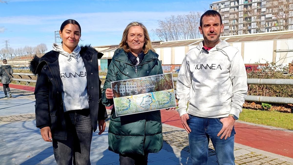 Amaia del Campo, junto a dos representantes de Runnea.