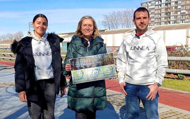 Amaia del Campo, junto a dos representantes de Runnea.