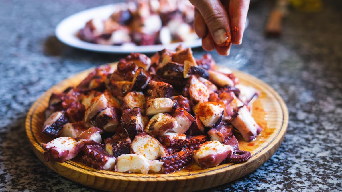Una tabla tradicional de pulpo a la gallega.