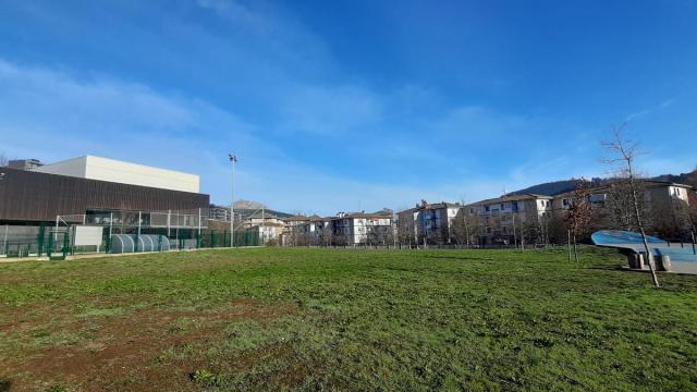 Espacio de la campa frente al polideportivo que acogerá los nuevos usos para el ocio.