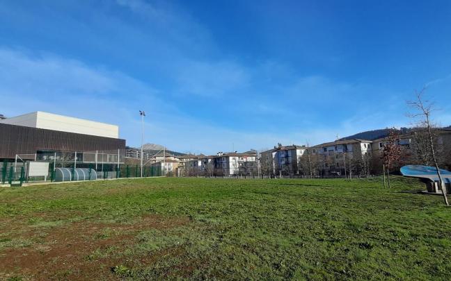 Espacio de la campa frente al polideportivo que acogerá los nuevos usos para el ocio.