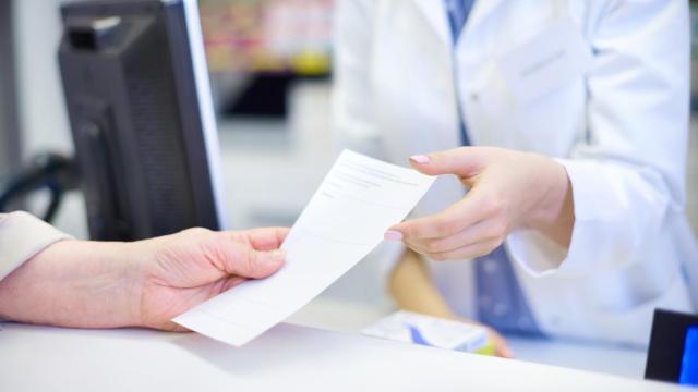 “Venga, mis chavales. ¿Qué pone aquí?”, pregunta el farmacéutico Guille Martín, más conocido como @Farmaenfurecida en redes sociales.
