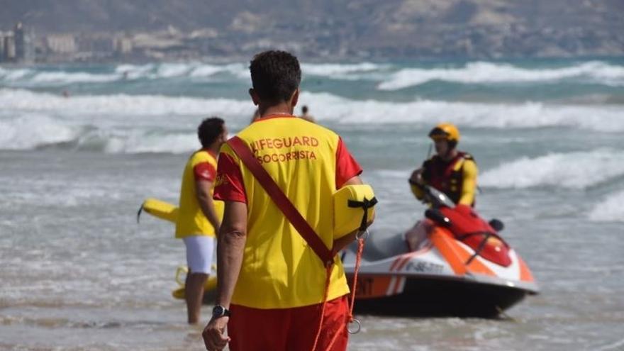 Socorristas atendiendo a dos personas con signos de ahogamiento en una playa de Fuengirola.