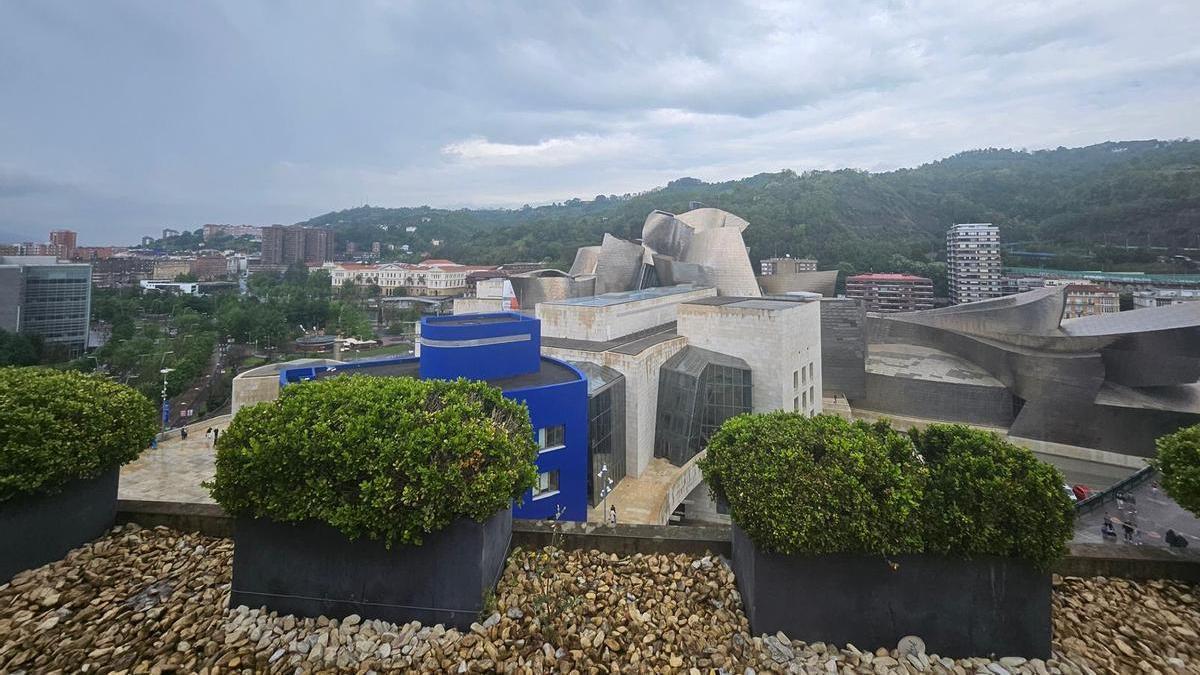 El hotel The Artist tiene vistas al Museo Guggenheim Bilbao.