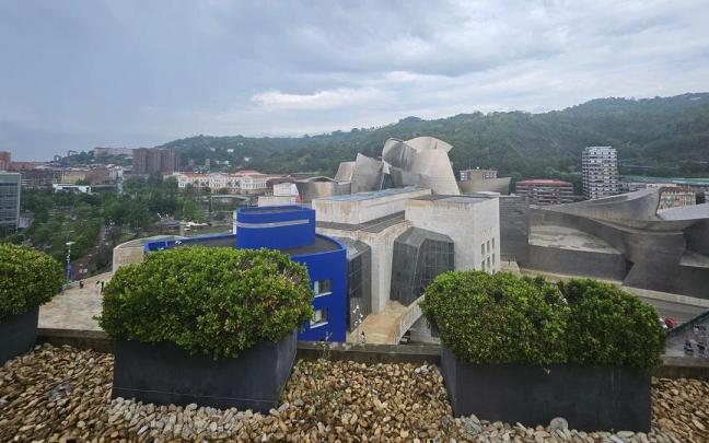 El hotel The Artist tiene vistas al Museo Guggenheim Bilbao.