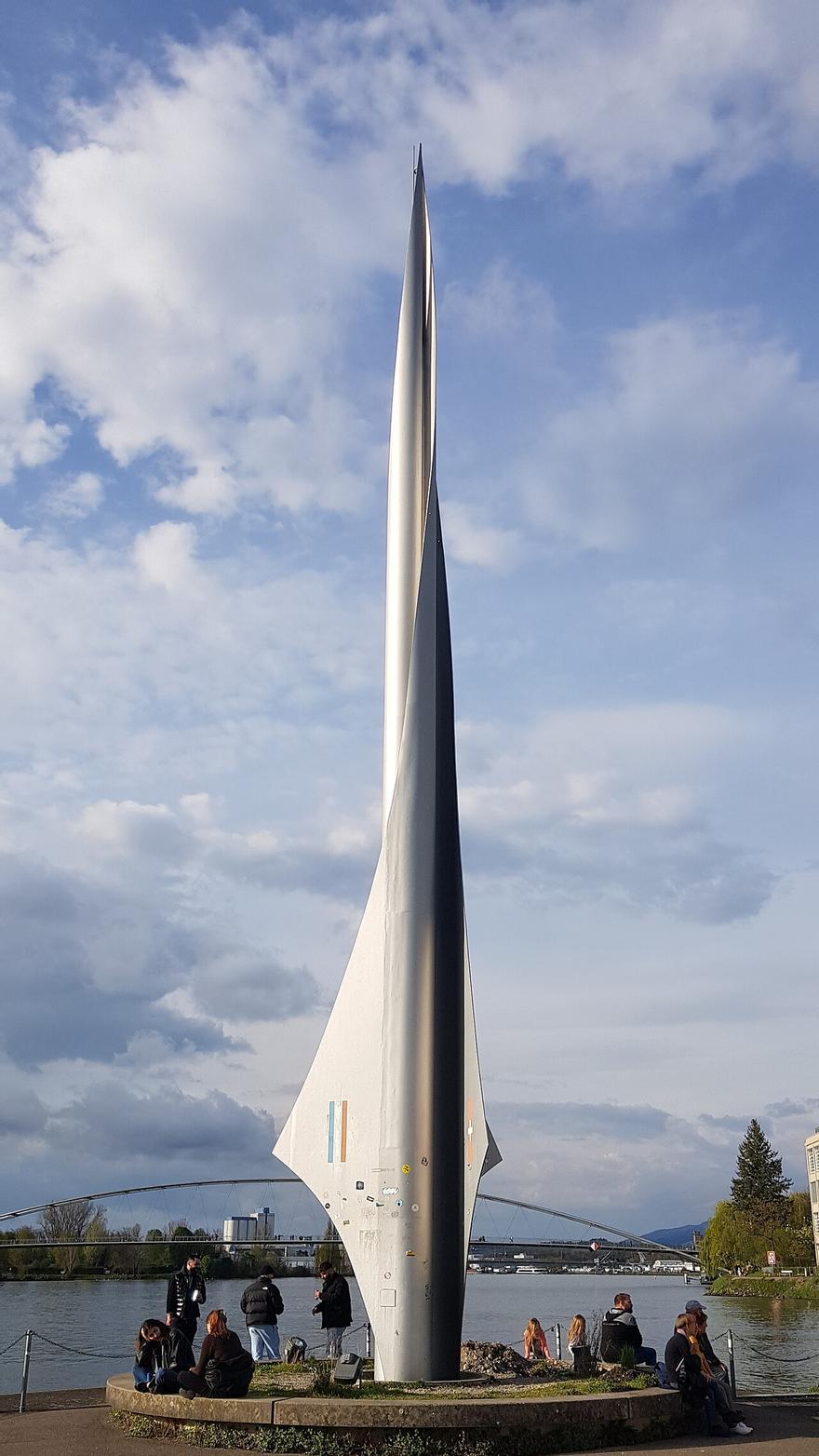 El monumento que señala el Dreiländereck con la pasarela de los Tres Países detrás.