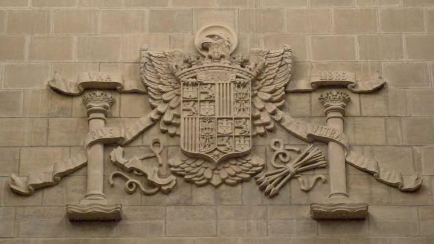 Escudo oficial del régimen en el interior de la Catedral Nueva de Gasteiz. Actualmente está tapado