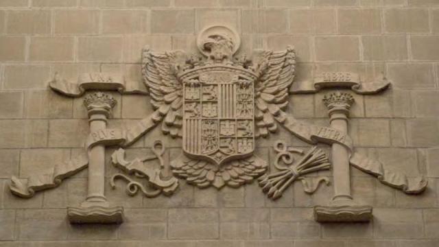 Escudo oficial del régimen en el interior de la Catedral Nueva de Gasteiz. Actualmente está tapado