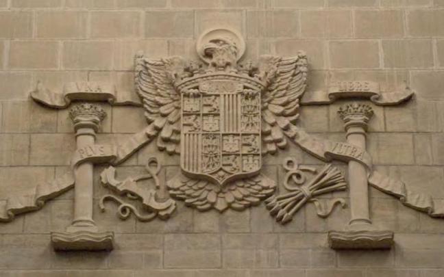 Escudo oficial del régimen en el interior de la Catedral Nueva de Gasteiz. Actualmente está tapado