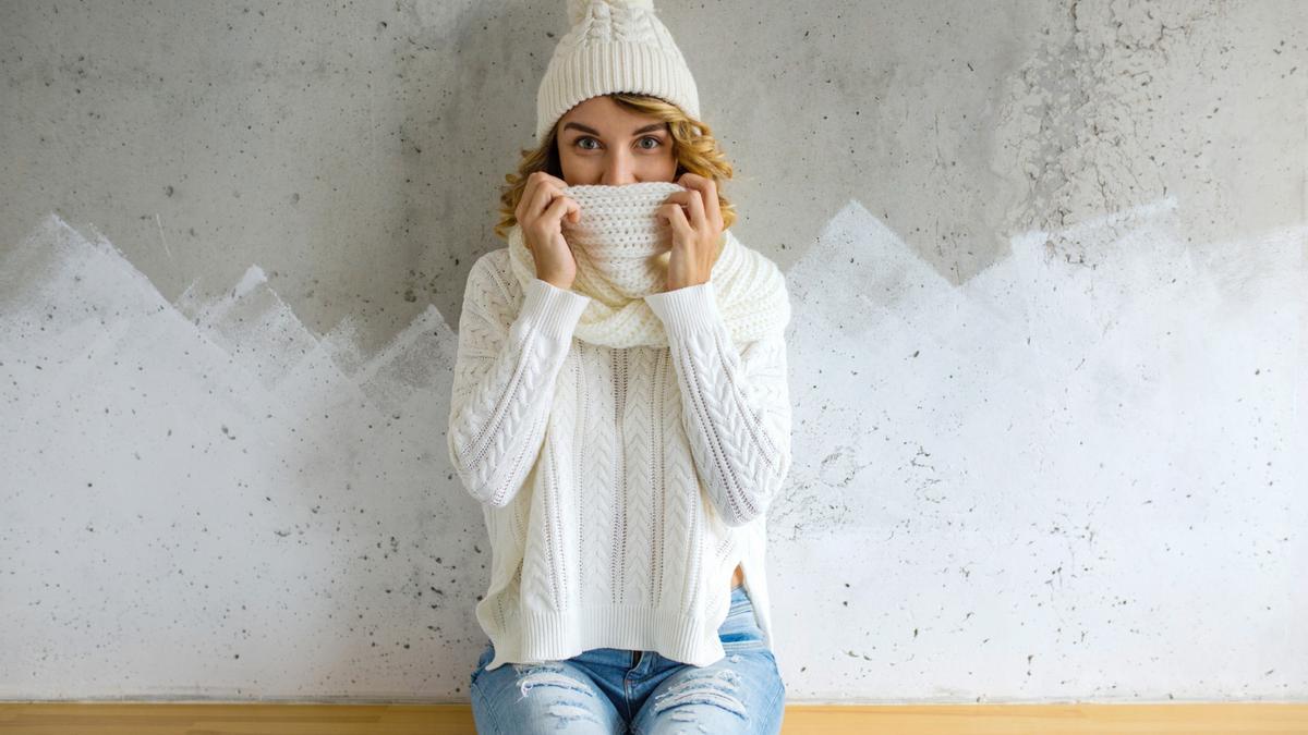 Una mujer se abriga para protegerse del frío