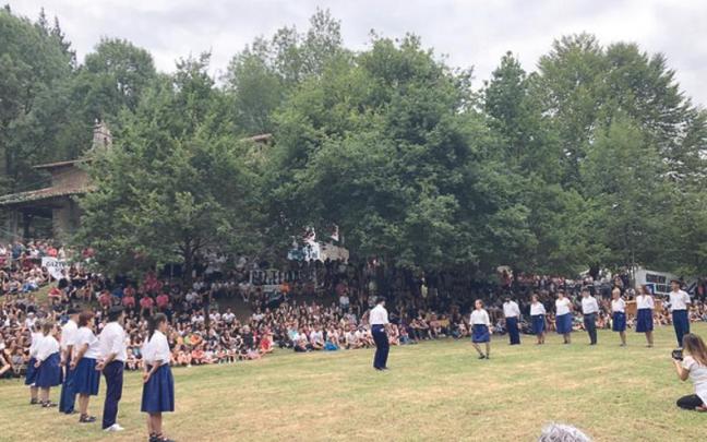 La soka dantza y el aurresku, con la participación de la Corporación municipal, son los momentos más emotivos de la jornada.