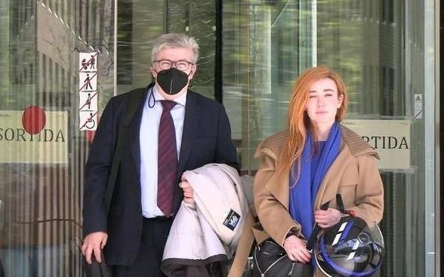 Angela Dobrowolski junto a su abogado en una foto de archivo.