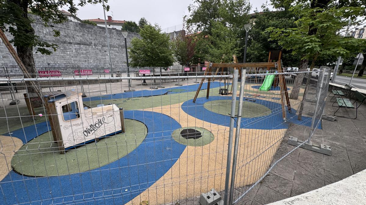 El parque infantil de Zaldibar permanece vallado desde este lunes.