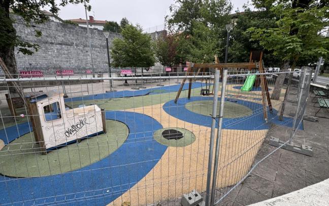 El parque infantil de Zaldibar permanece vallado desde este lunes.